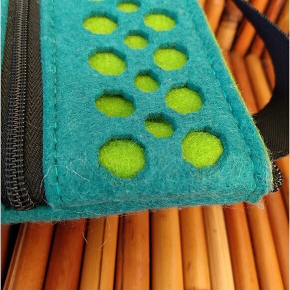 NWOT UNIQUE BOUTIQUE Modern Felt Teal/Lime Green 2 Zip Pockets Adjustable Strap - Picture 5 of 11